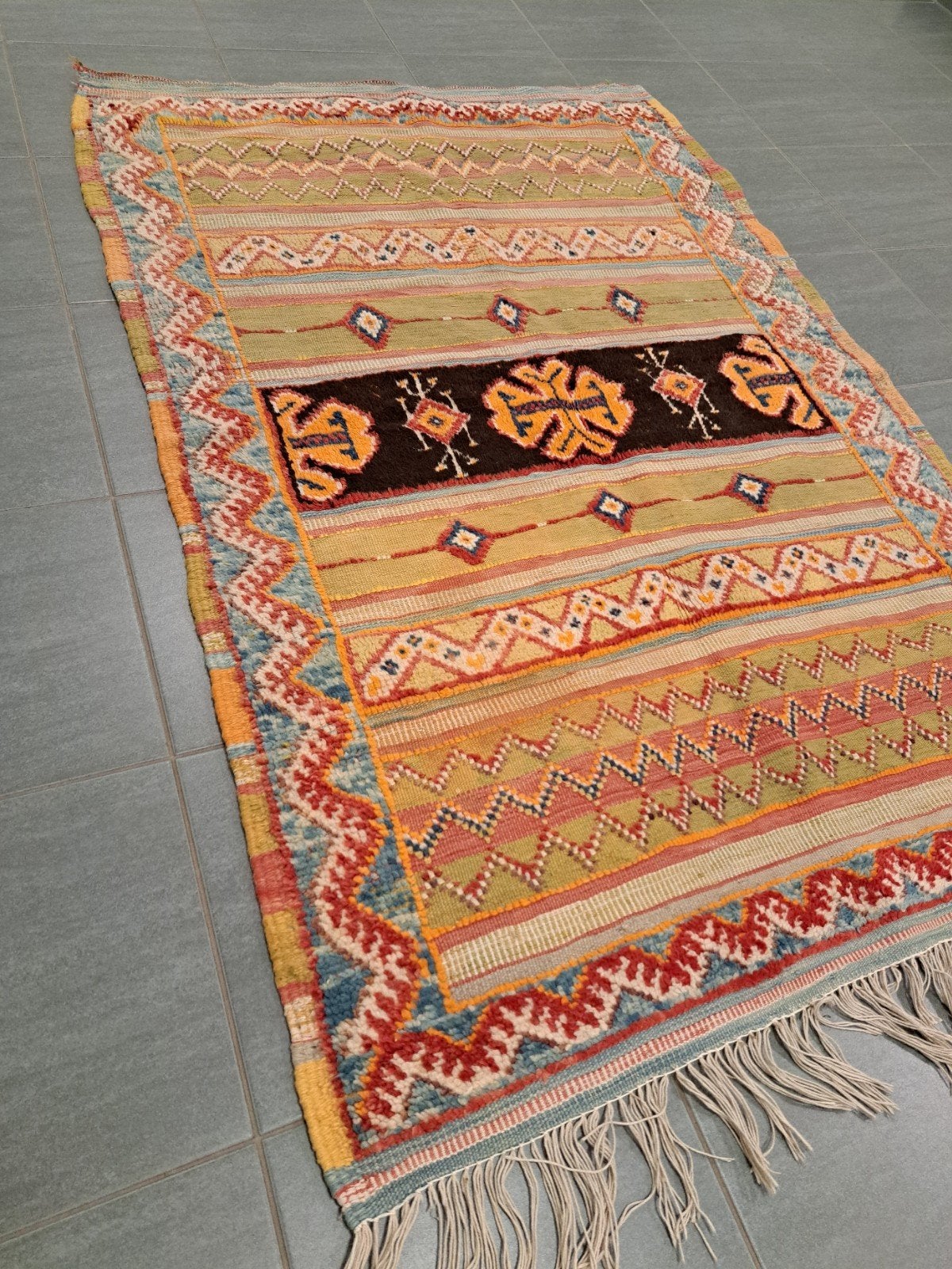 Kilim berbère tissé à la main 145 cm x 95 cm, Maison & Meubles, Enlèvement, Comme neuf