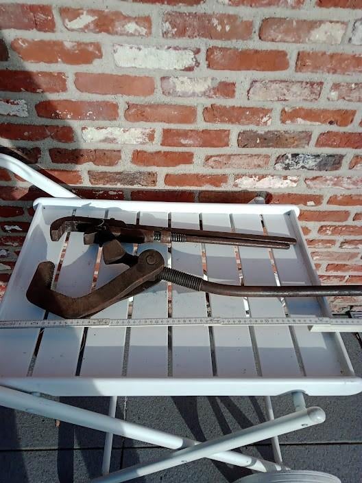 oud handgereedschap 2 buizentangen 20€., Antiek en Kunst, Antiek | Gereedschap en Instrumenten, Ophalen