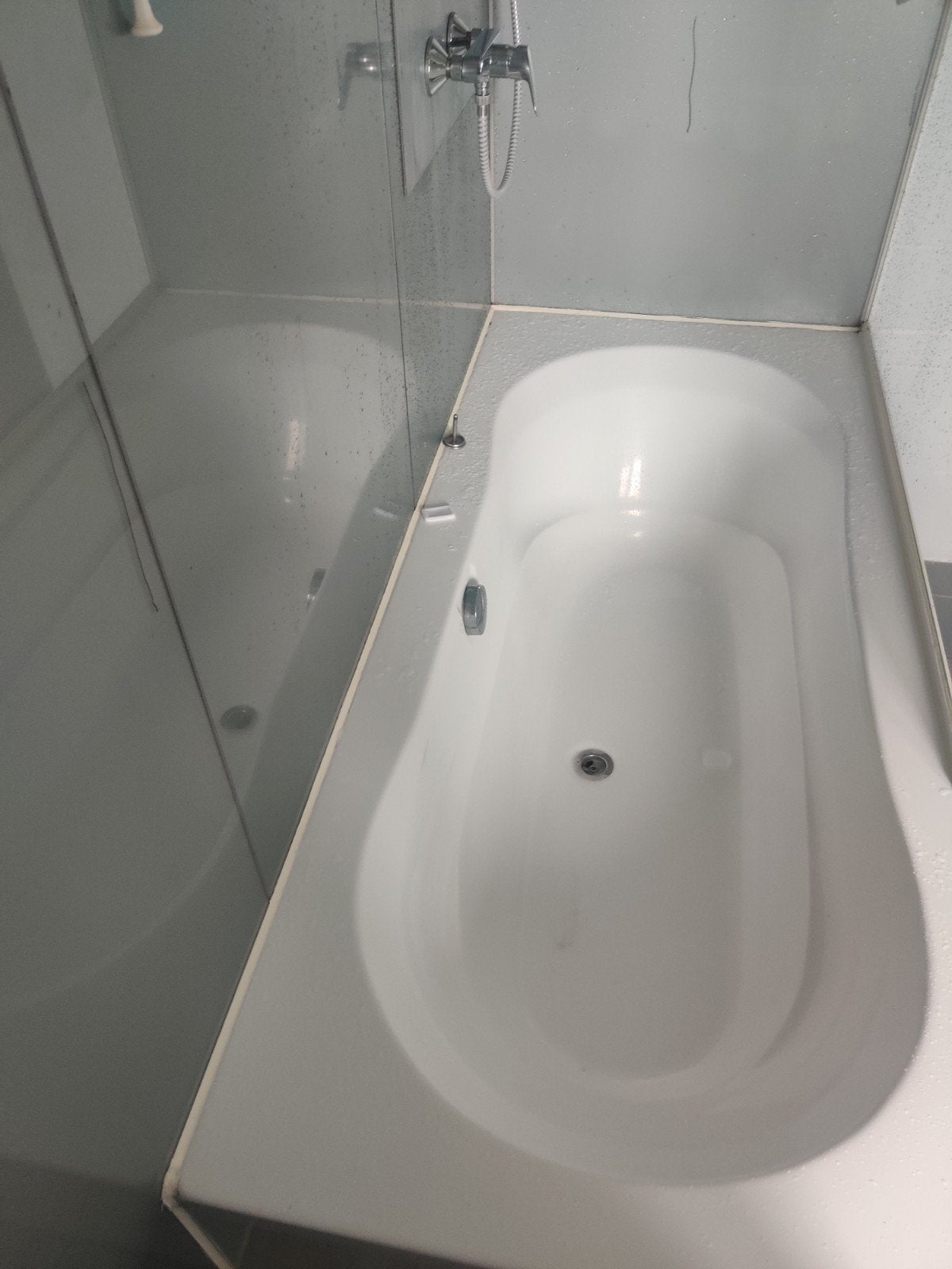 Bad met douche wand. Gratis wel zelf af te breken, Enlèvement, Avec douche
