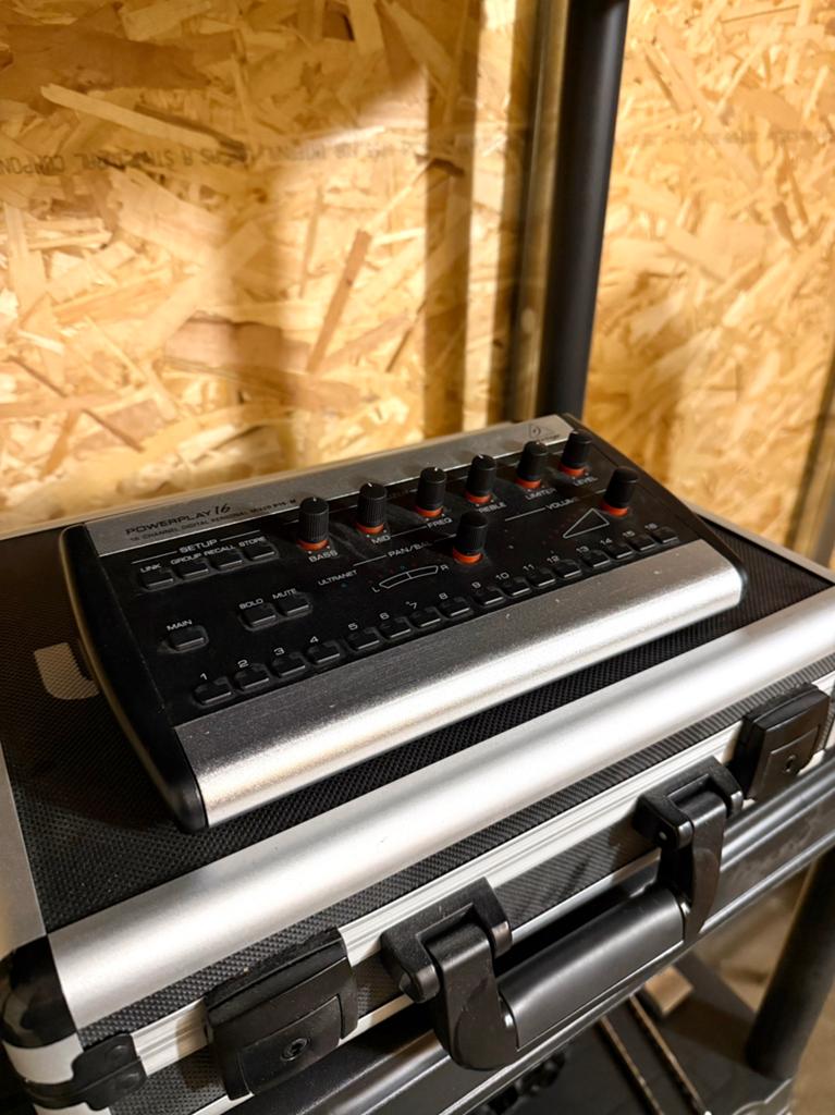 Behringer P16M, Ophalen, Zo goed als nieuw, 10 tot 20 kanalen