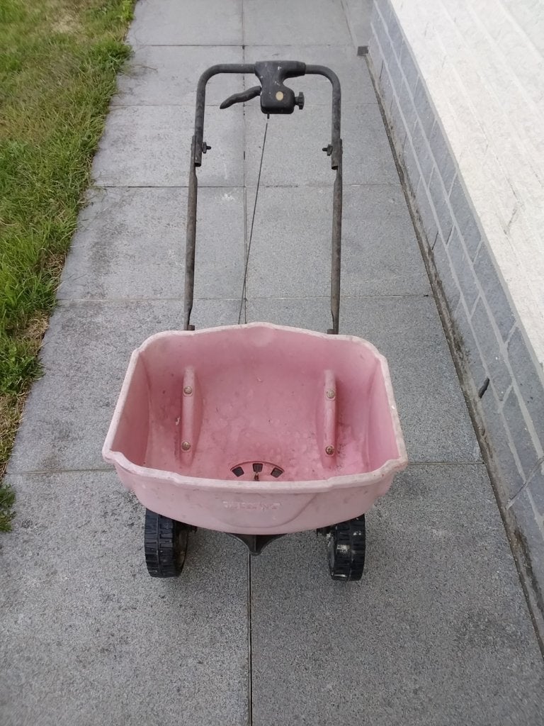 Meststofstrooier vettekarre, Jardin & Terrasse, Outils à main, Enlèvement, Utilisé, Autres types