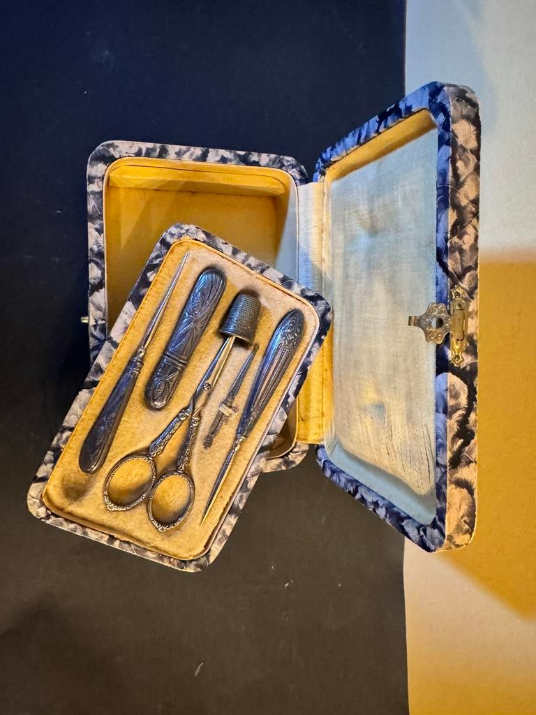 Oud naaidoosje met zilveren werktuigjes, Ophalen of Verzenden