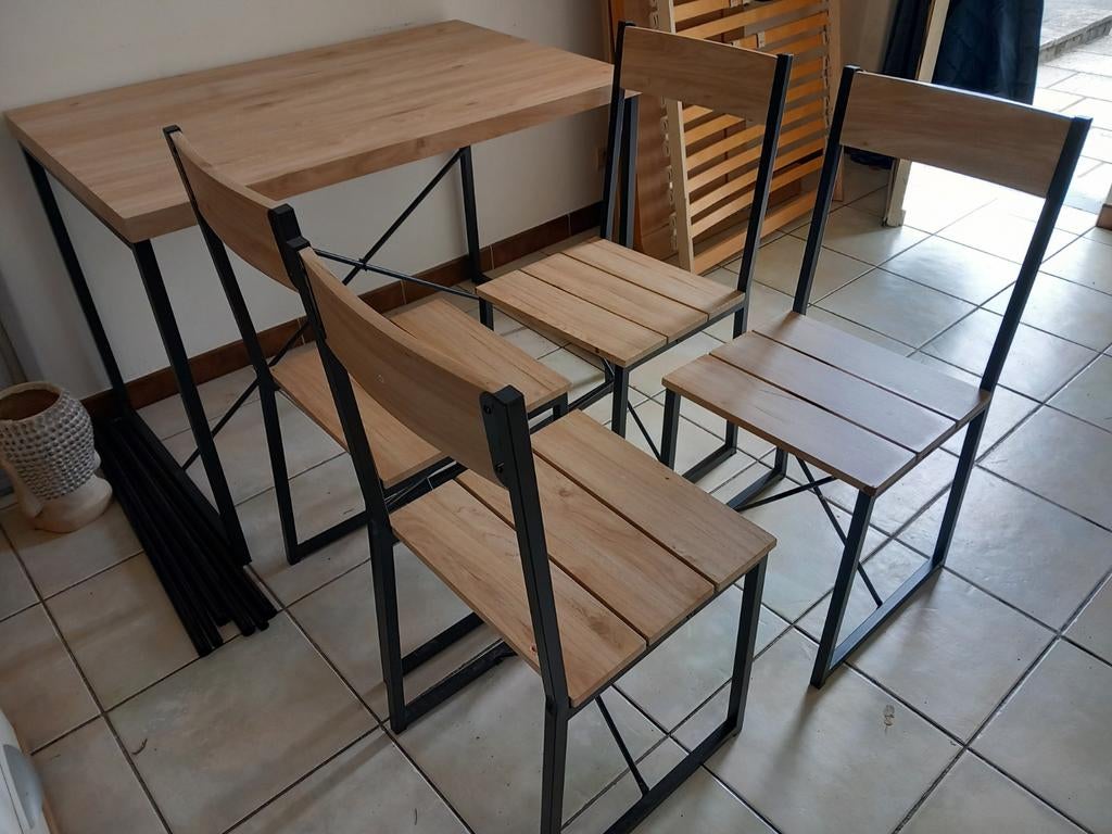 Table + 4 chaises - Bois clair et fer noir. Urgent !!!, Enlèvement