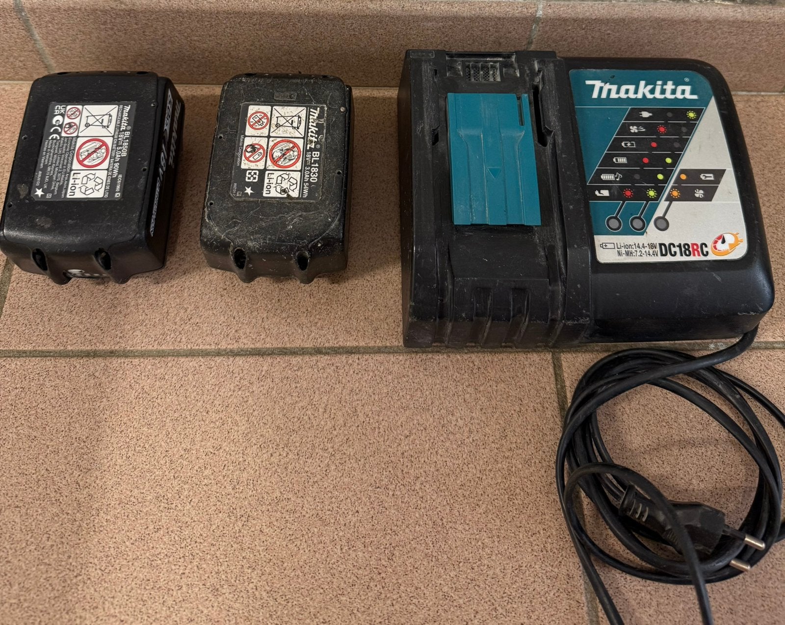 Makita oplader en 2 batterijen, Ophalen of Verzenden, Gebruikt