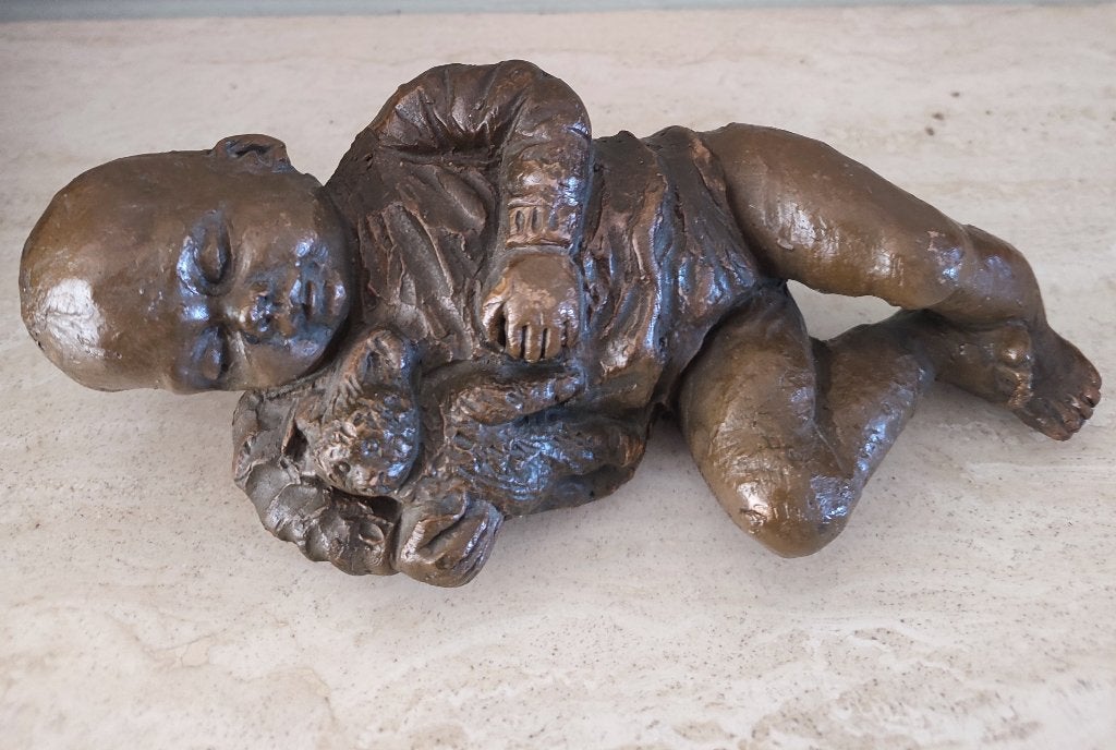 Sculpeur Geert Kunen : bébé endormi avec son doudou, Statue, Enlèvement ou Envoi, Brun, Pierre ou céramique