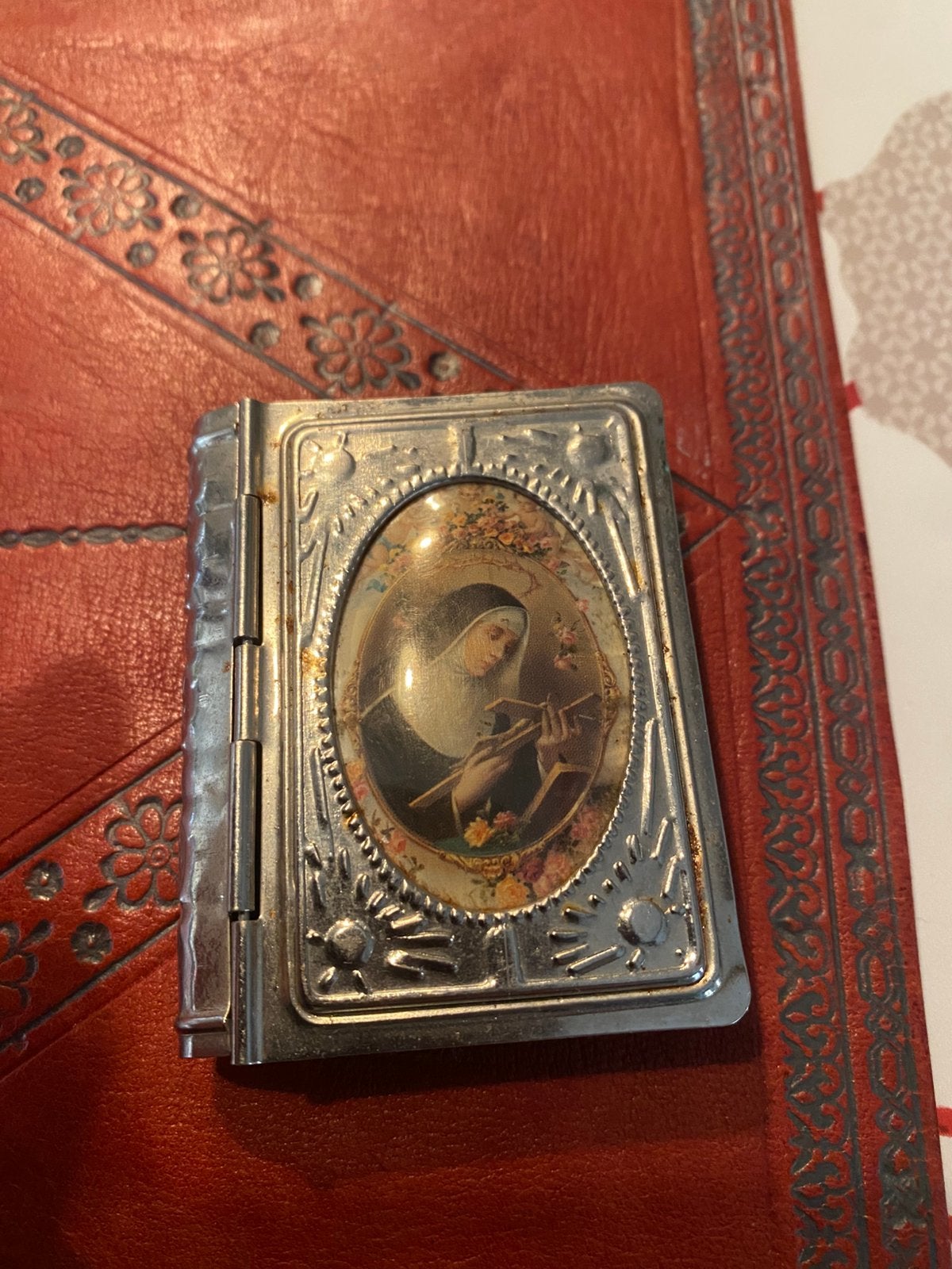 Kleine metalen doos. Rozenkranskistje, Ophalen of Verzenden