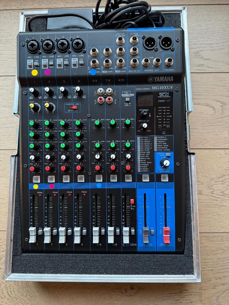 Yamaha MG10XUF - mengpaneel met Flightcase, Muziek en Instrumenten, Ophalen, Zo goed als nieuw