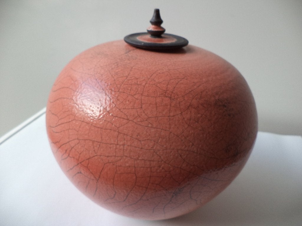 1998 Mieke Selleslagh RAKU ceramic gedekselde vaas pot 18 cm, Antiquités & Art, Antiquités | Céramique & Poterie, Enlèvement ou Envoi