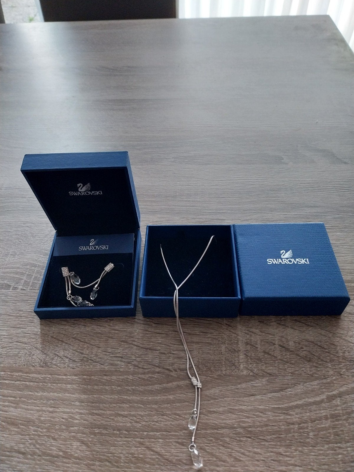 Oorbellen en halsketting van Swarovski, Ophalen