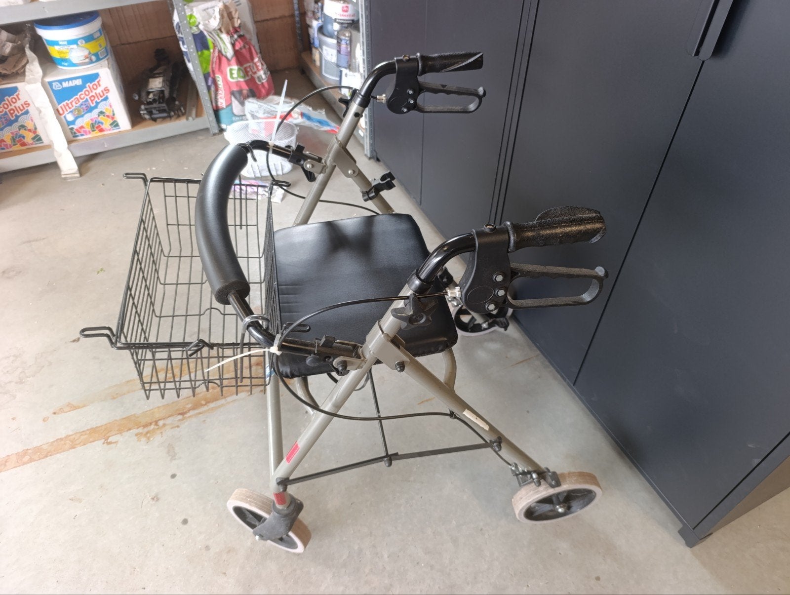 Mooie rollator met zitje en mandje – zeer goede staat, Ophalen, Opvouwbaar