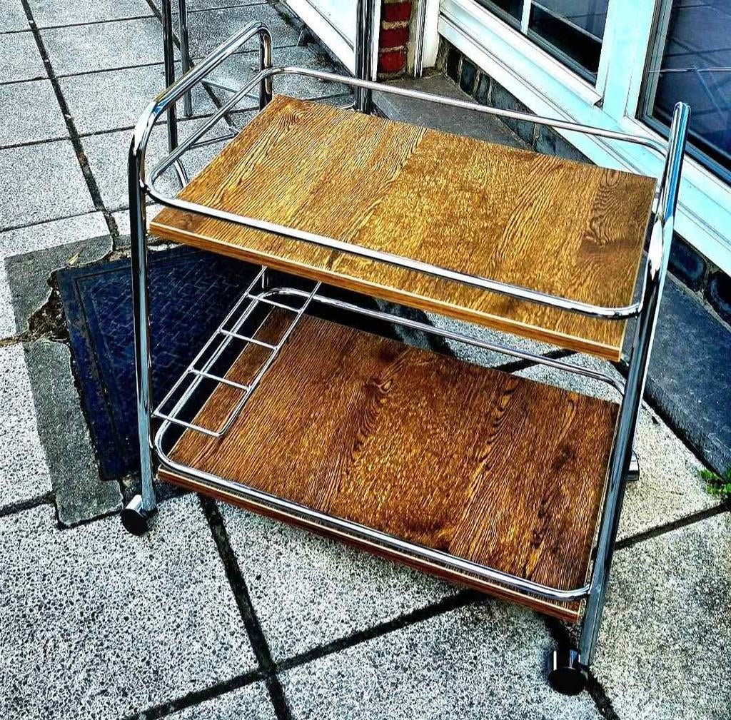 Tres belle desserte vintage chromee.