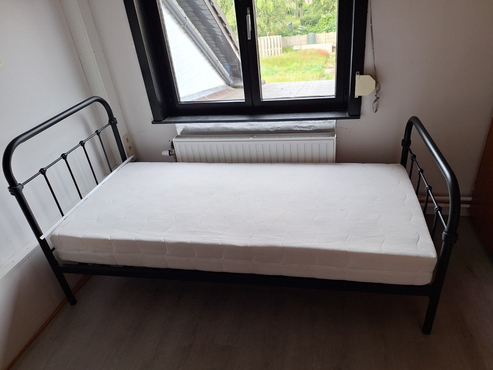 1 persoonsbed  90cm breed met matras, Huis en Inrichting, Ophalen, 90 cm, Eenpersoons, Zwart