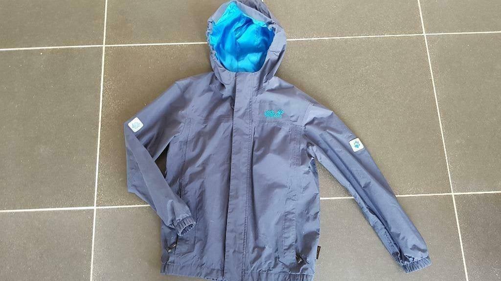 blauwe regenjas Jack Wolfskin maat 152, Caravans en Kamperen, Regenkleding, Ophalen of Verzenden, Gebruikt, Regenjas, Kinderen