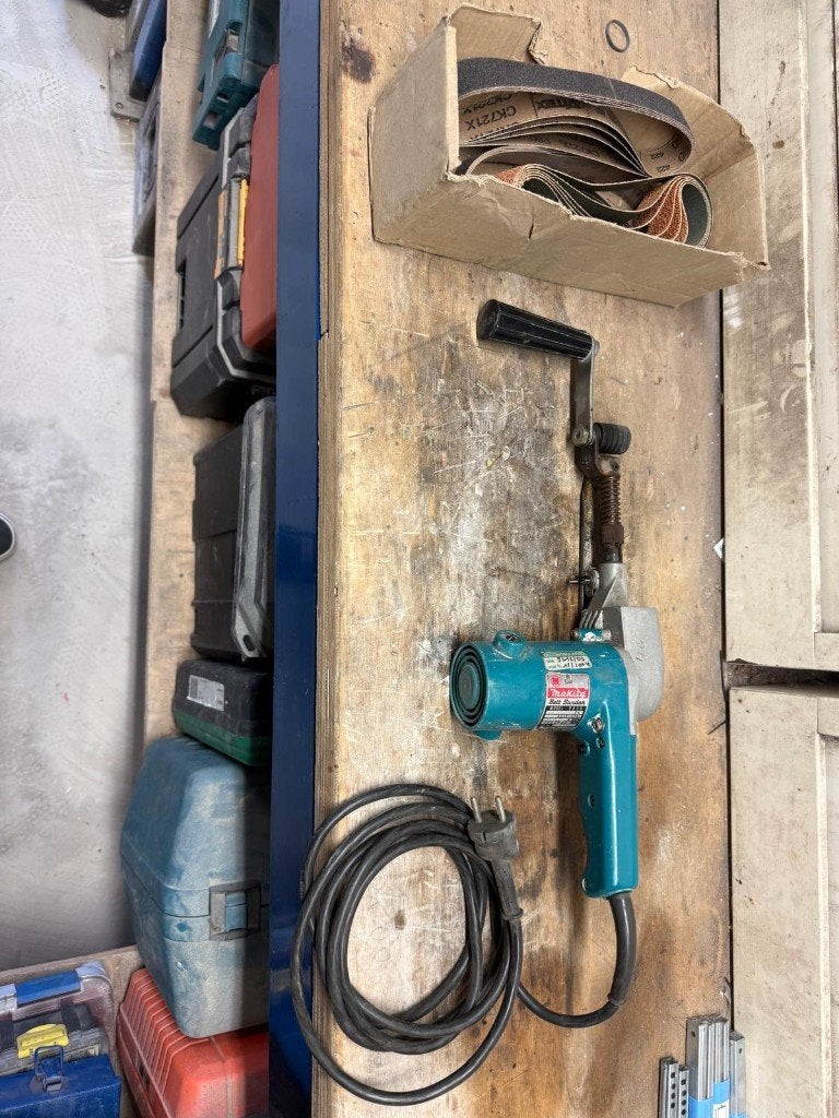 Makita stripschuurmachine 490W - Model 9030, Bricolage & Construction, Enlèvement, Utilisé, Moins de 600 watts, Ponceuse à bande