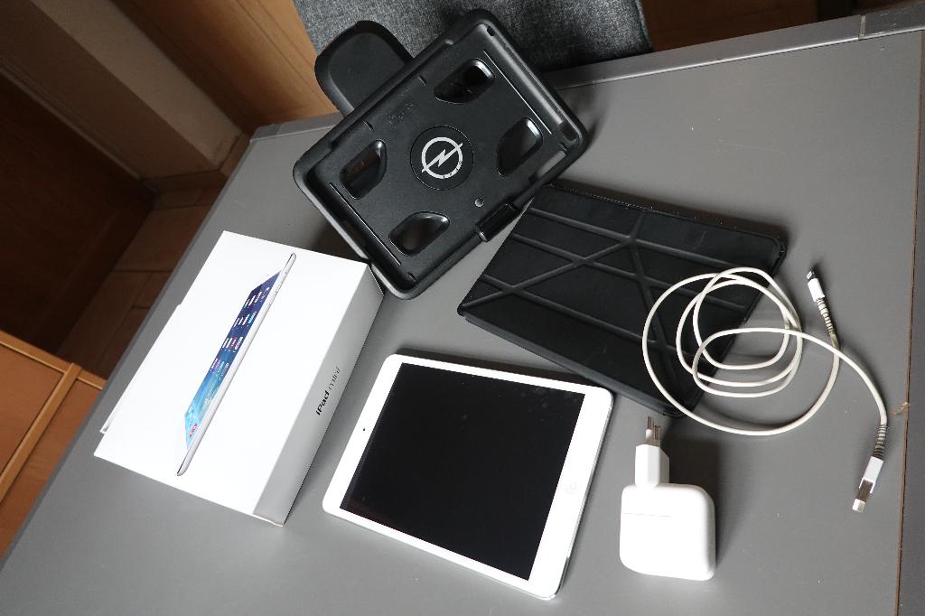 Ipad mini 2 avec house et fixation siège de voiture, Apple iPad, Enlèvement, Utilisé, Blanc