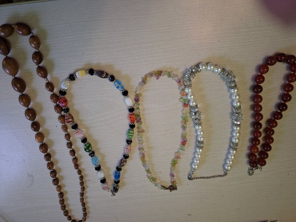 Cinq colliers de perles vintage, Enlèvement, Comme neuf, Rouge, Autres matériaux