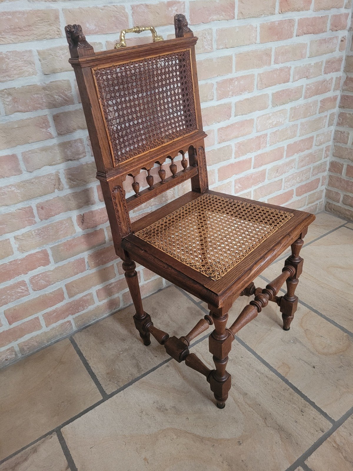 Chaise ancienne en bois, assise en osier, poignée en métal, Enlèvement