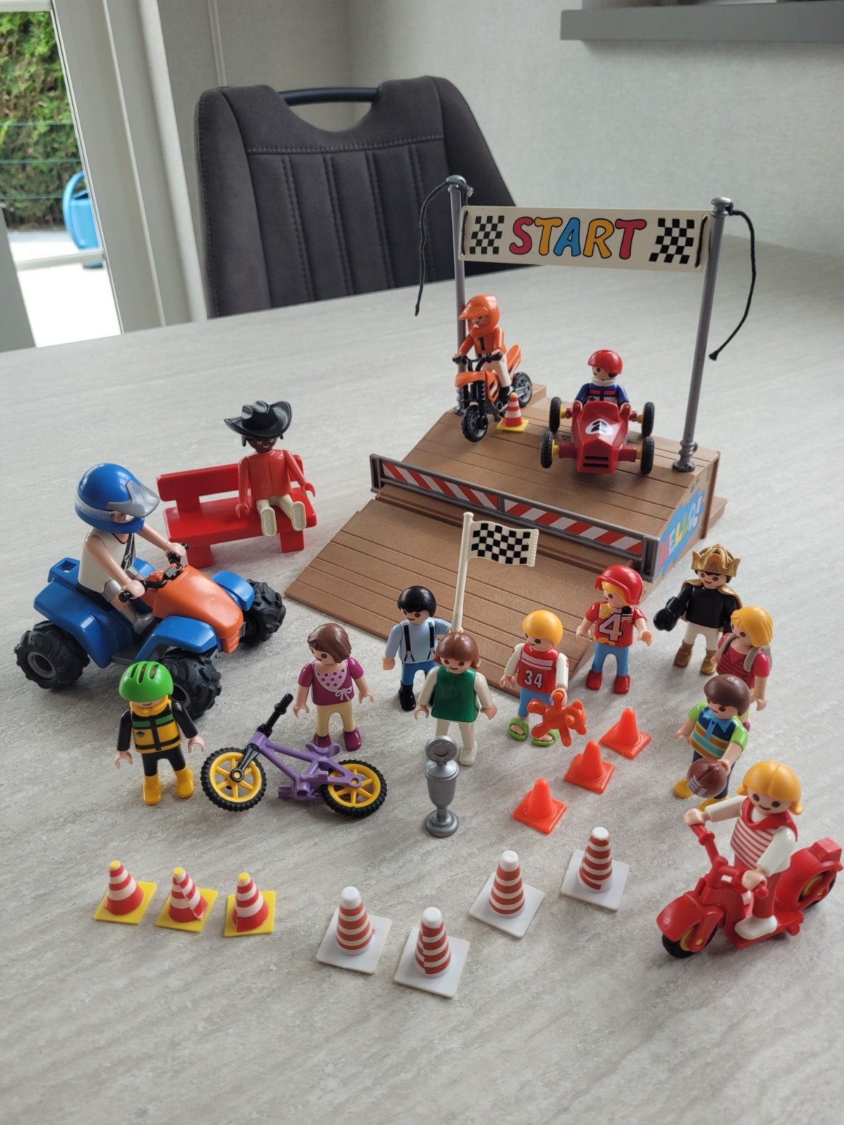 Playmobil 12 kindjes, 2 grote figuren en schans ( zie foto), Ophalen of Verzenden