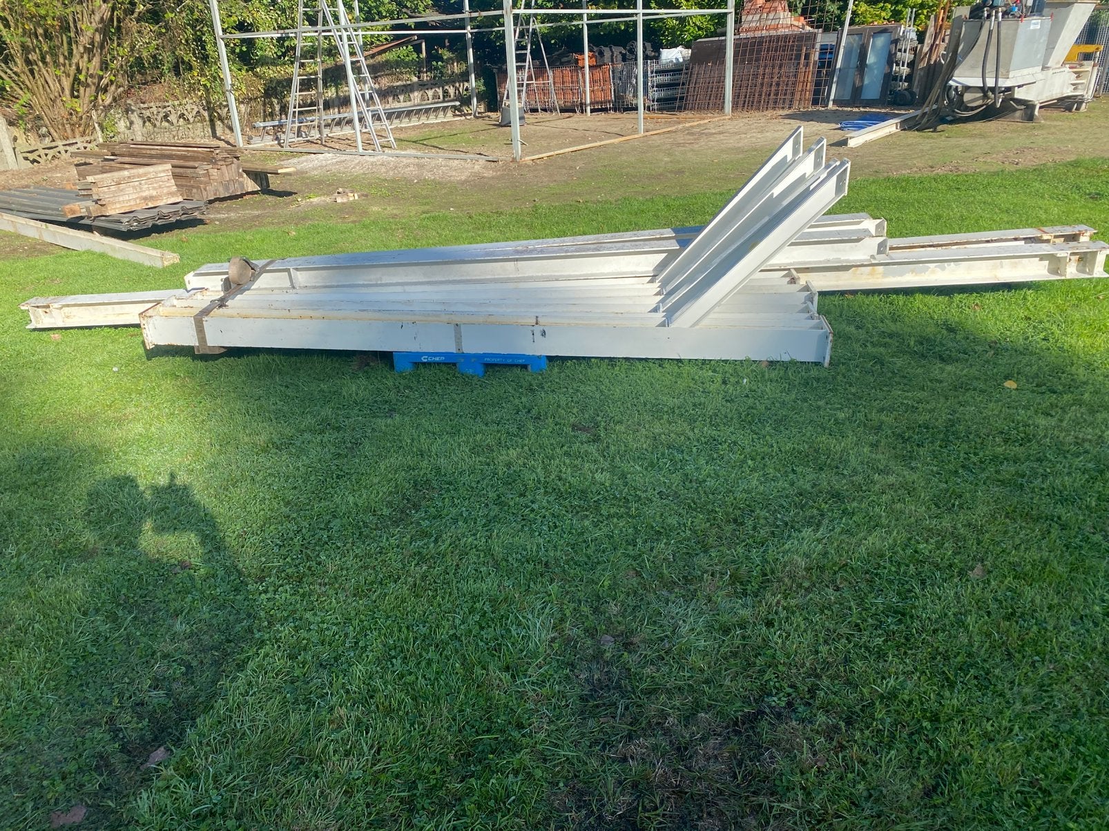 2 zware metalen constructies, Ophalen, Zo goed als nieuw