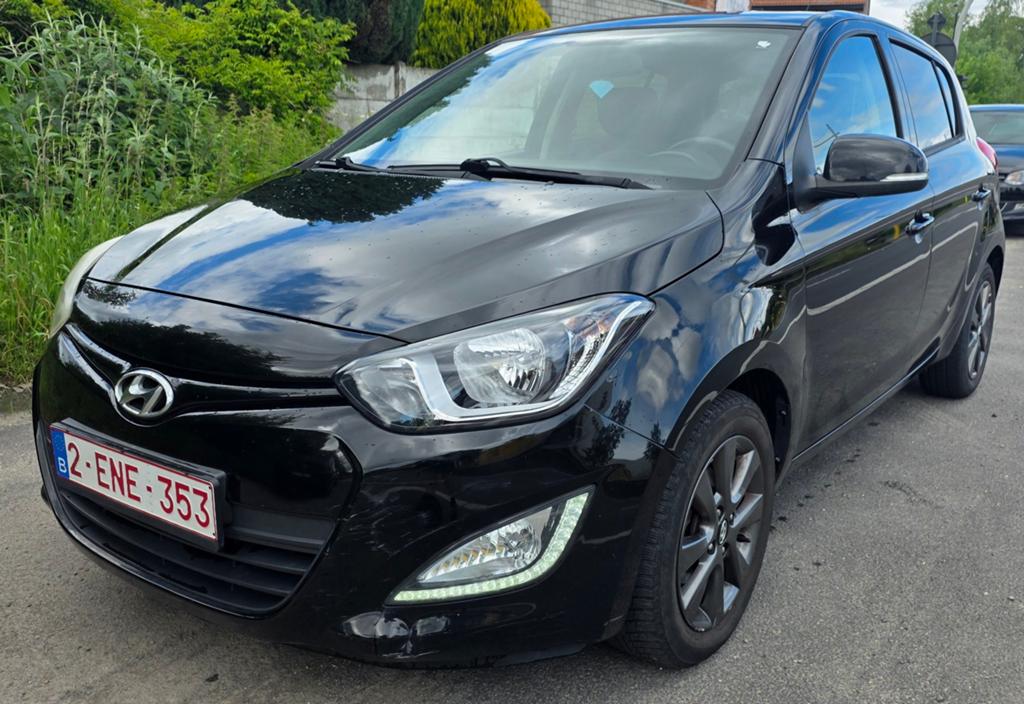 Hyundai i20 1.1 crdi GO Editie met open dak., Auto's, Hyundai, Voorwielaandrijving, Zwart, Leder en Stof, Zwart