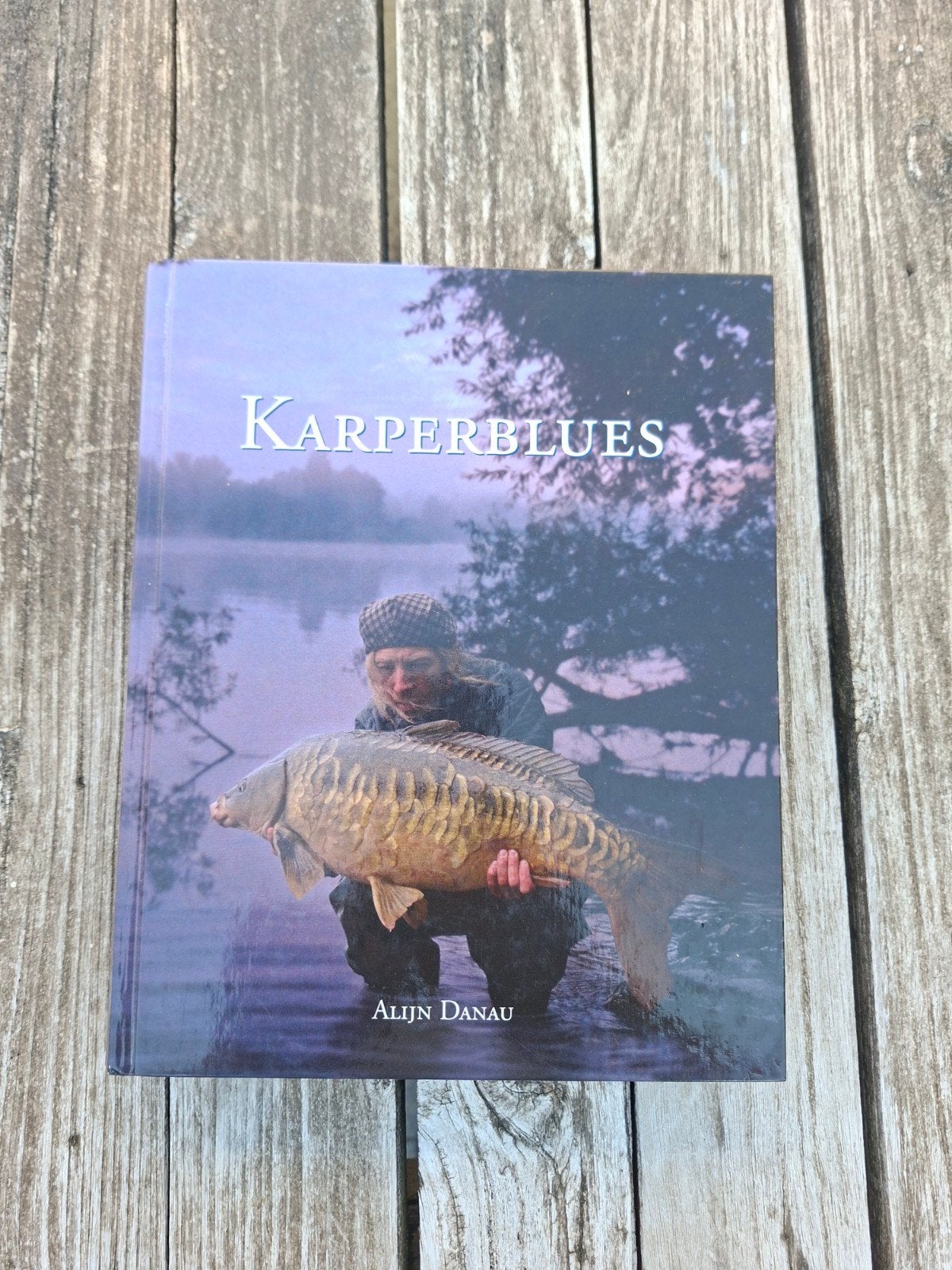 Boek Karperbleus Alijn Danau, Watersport en Boten, Hengelsport | Karpervissen, Ophalen of Verzenden, Gebruikt, Overige typen