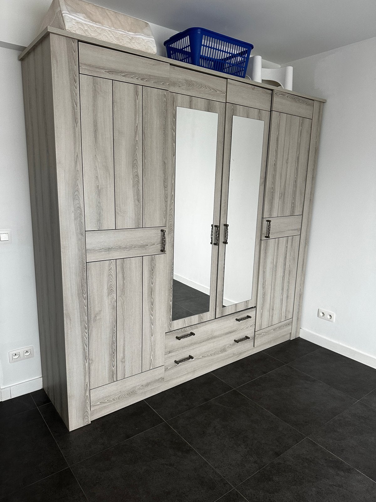 Tafel stoelen vitrinne en kleerkast SPOTPRIJS, Huis en Inrichting, Ophalen, Zo goed als nieuw