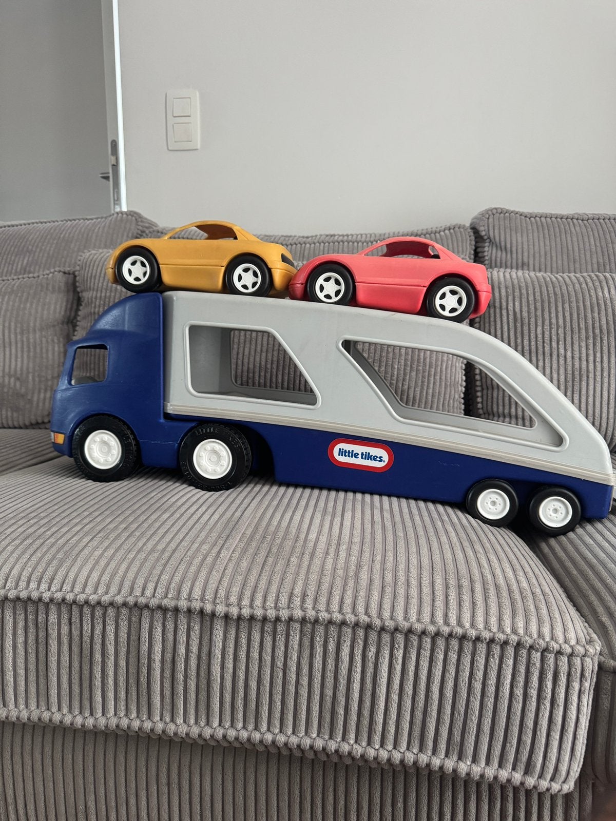 Litlle tikes vrachtwagen met 2 auto’s, Ophalen, Zo goed als nieuw