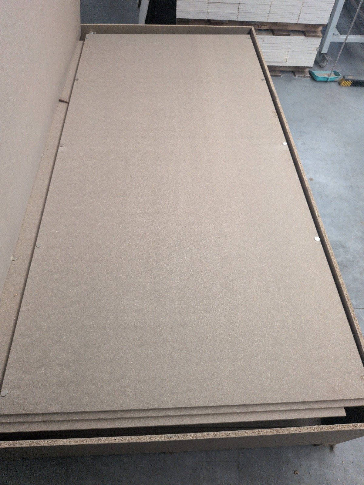 Een hele kist met vezelplaten  . +- 18 stuks . 2m60 op 1m20, Ophalen