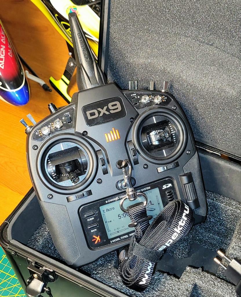 Émetteur Spektrum DX9 Black Edition dans un étui de transpor, Enlèvement ou Envoi