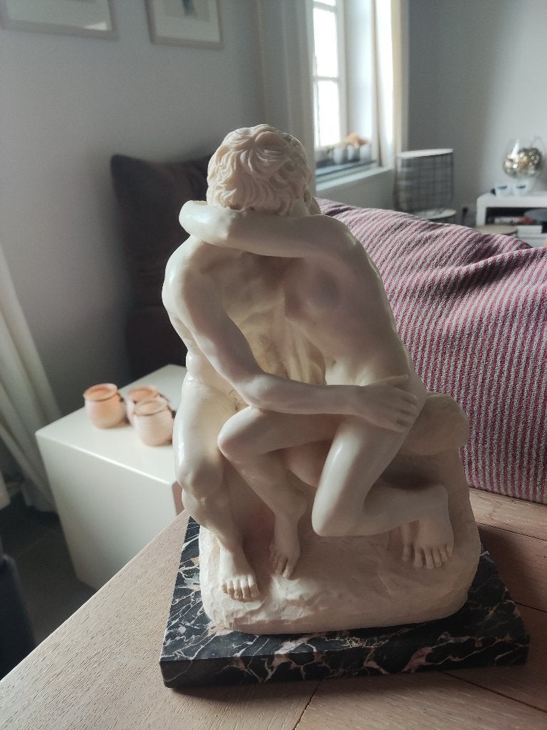 Beeldje 'de kus van Rodin' - A. Santini, Ophalen, 20 - 50 cm, Beeld, Beige