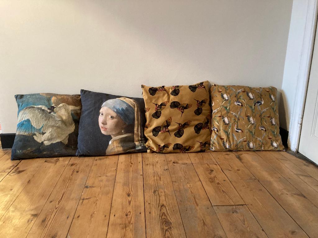 4 sierkussens Leen Bakker vogels & kunst 45x45 cm, Huis en Inrichting, Woonaccessoires | Kussens, Gebruikt, Geel, Rechthoekig