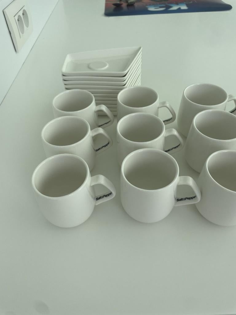 Twaalf kleine espresso tassen met onderbord Salt & Pepper, Huis en Inrichting, Keuken | Servies, Nieuw, Kop(pen) en/of Schotel(s)