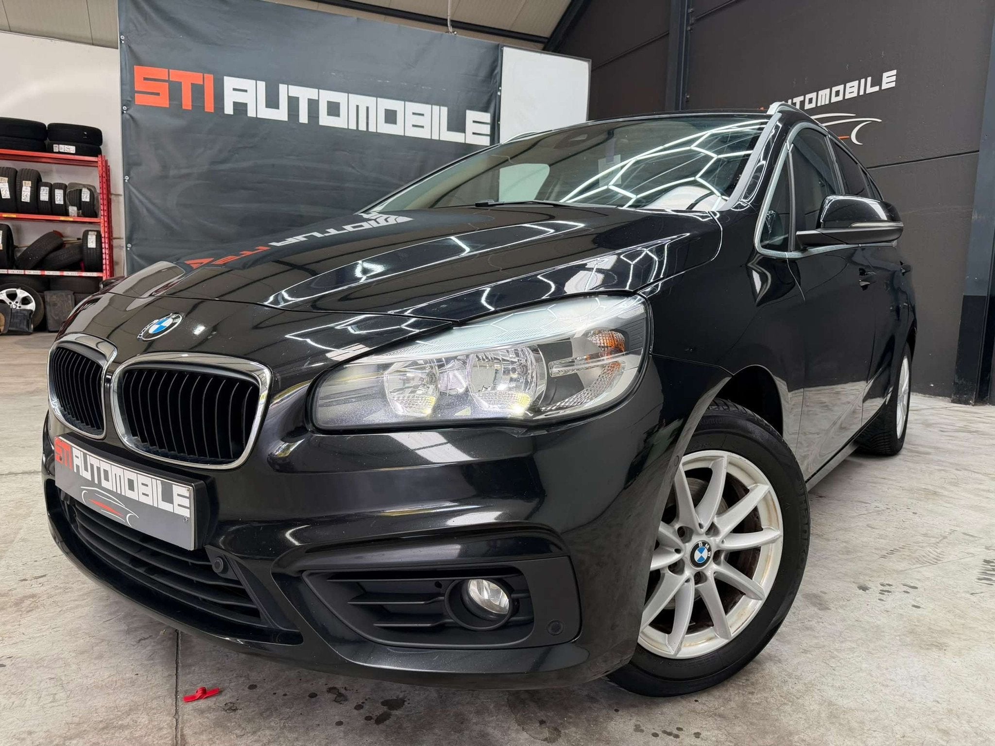 BMW 2 Serie 216 MARCHAND OU EXPORT (bj 2016), Auto's, Gebruikt, 2 Reeks, 116 pk, Zwart