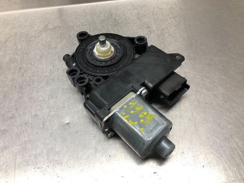 MOTEUR LEVE VITRE ELECTRIQUE iX20 (JC) (|824501P010|), Robert Bosch AG, Utilisé, Hyundai, Robert-Bosch-Allee 1
74232  Abstatt, DE