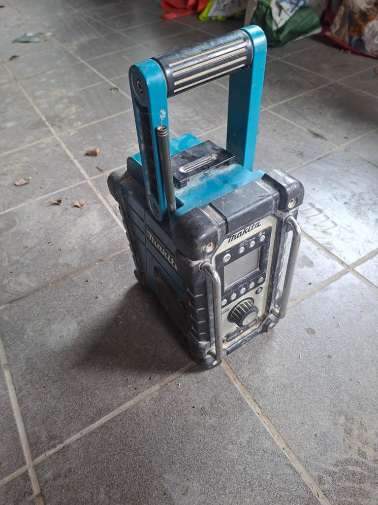 Makita dmr102 werfradio, Enlèvement