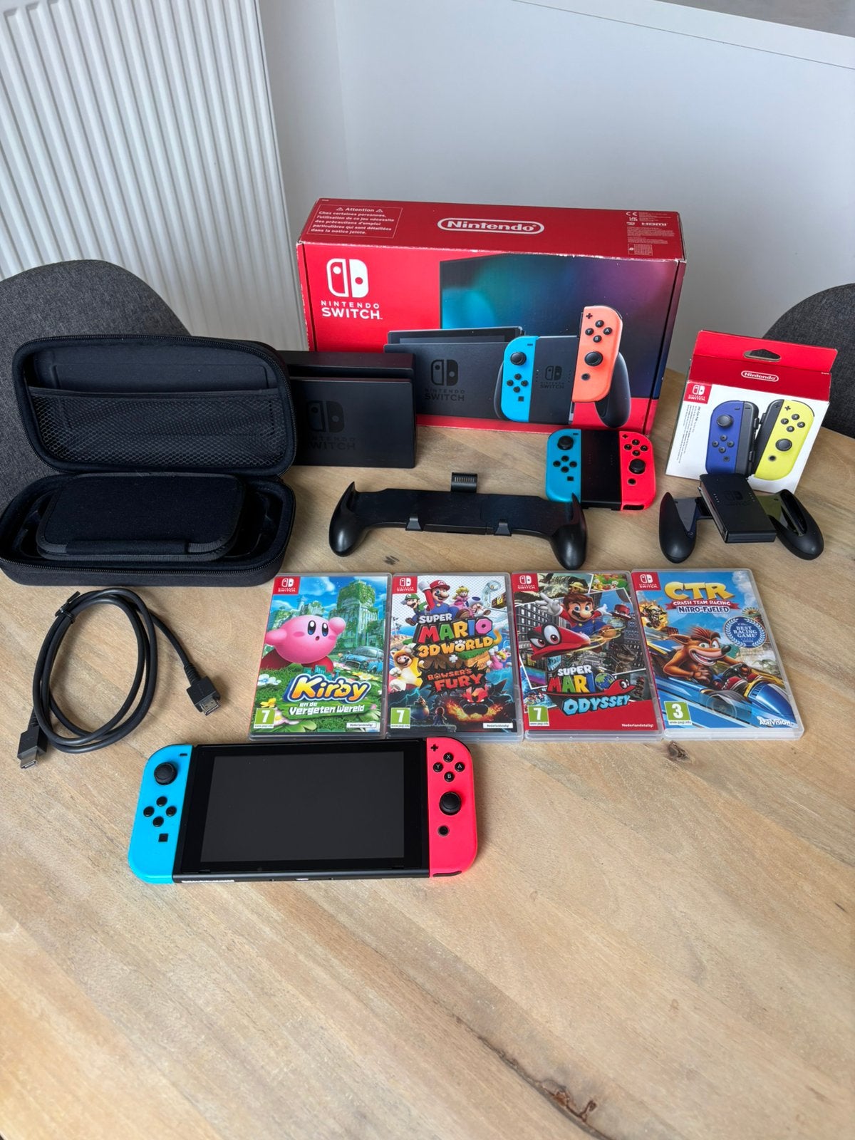 Nintendo switch pakket in perfecte staat met extra bakjes, Games en Spelcomputers, Spelcomputers | Nintendo Switch, Ophalen, Zo goed als nieuw