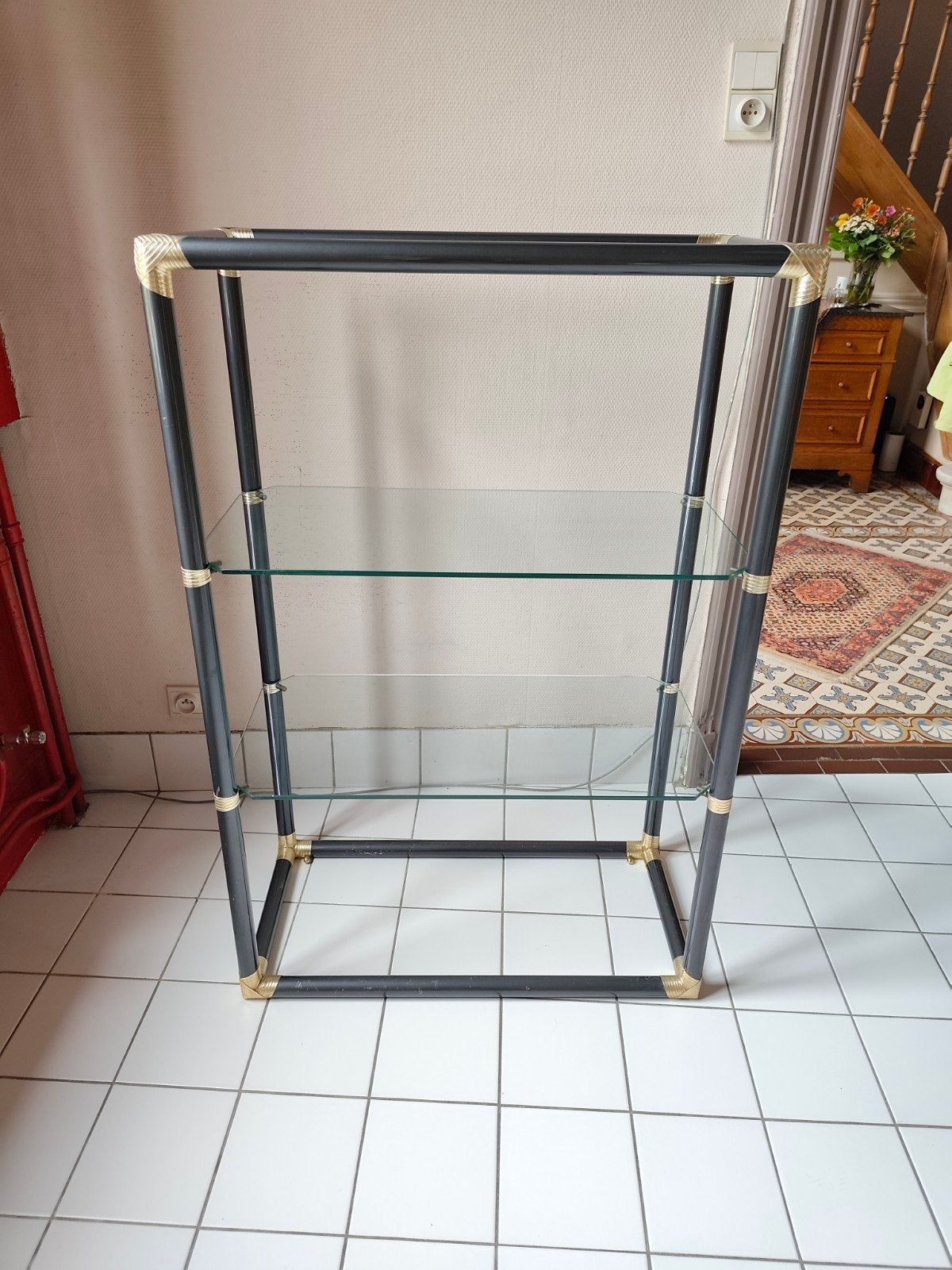 Belle étagère années 80, Enlèvement