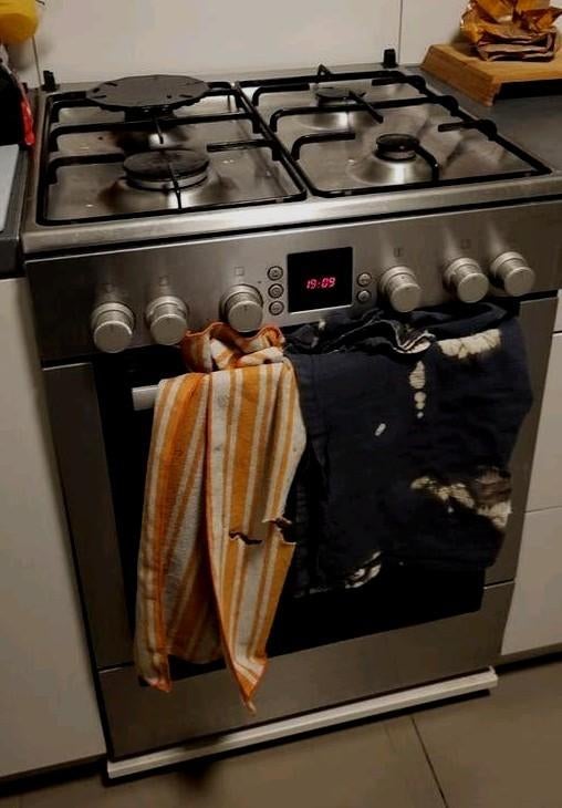 Cuisinière à gaz avec four Bosch de couleur métal, Electroménager, Cuisinières, Gaz, Classe énergétique A ou plus économe, 85 à 90 cm
