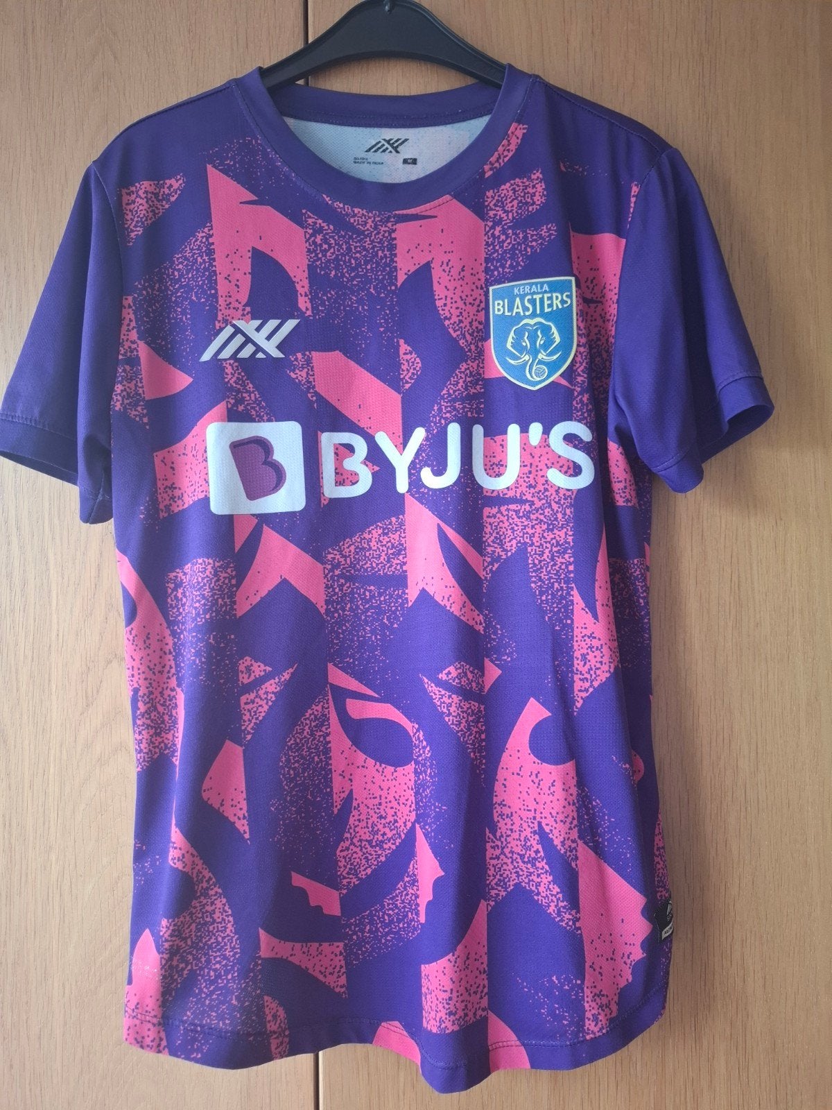 Uniek Voetbalshirt Kerala Blasters FC (India) - Maat M, Maat 48/50 (M), Ophalen of Verzenden, Roze, Voetbal