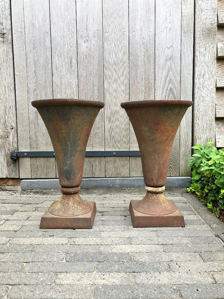 2 Gietijzeren bloempotten, Tuin en Terras, Ophalen, Gebruikt
