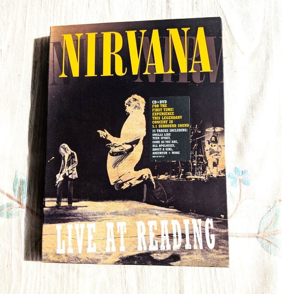 Coffret CD et DVD " Nirvana Live at Reading " 2009, CD & DVD, CD | Pop, Comme neuf, Rock, Coffret, Comprend un livret, Comprend un boîtier