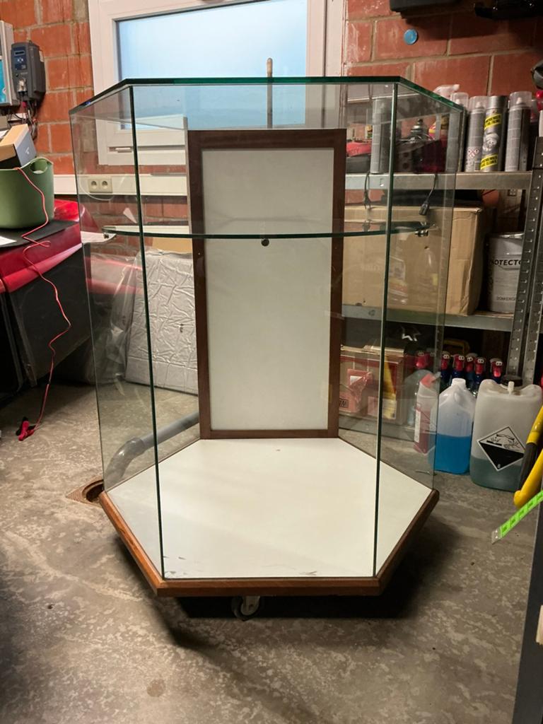 Vitrine Hexagonale sur roulettes, Enlèvement, Comme neuf, Verre