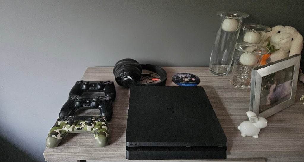 PS4 Slim 500 Go – 3 manettes + 1 jeux + casque – Lo, 500 GB, Enlèvement ou Envoi, Avec 3 manettes ou plus, Utilisé