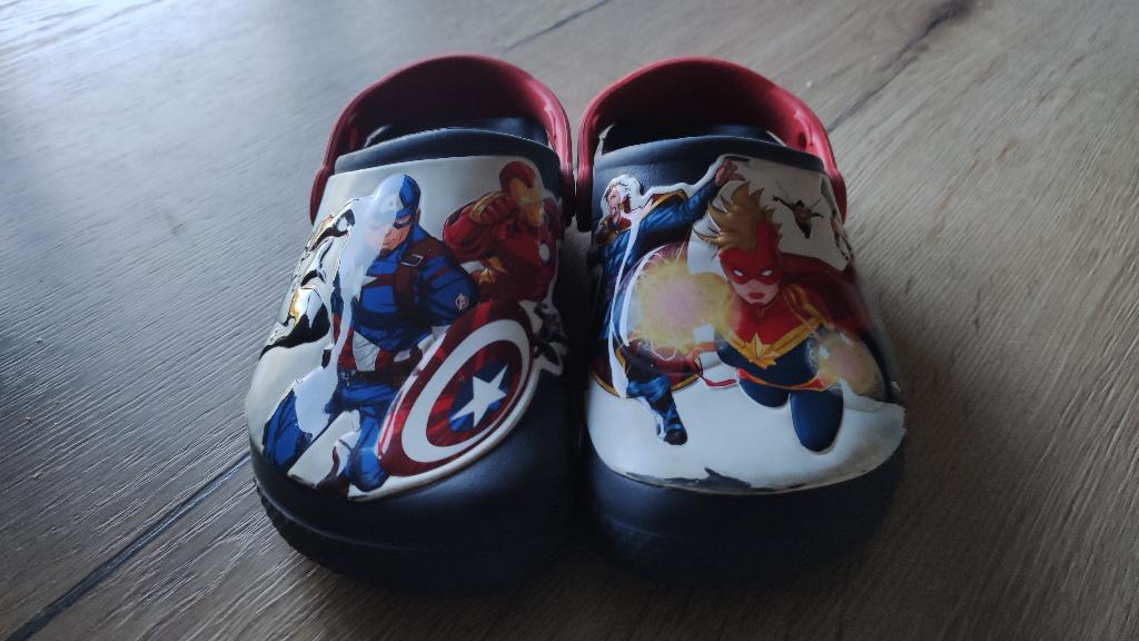 Crocs C13 - Avengers Iconic comfort - 20/21 cm lang, Kinderen en Baby's, Kinderkleding | Schoenen en Sokken, Ophalen, Crocs, Jongen of Meisje