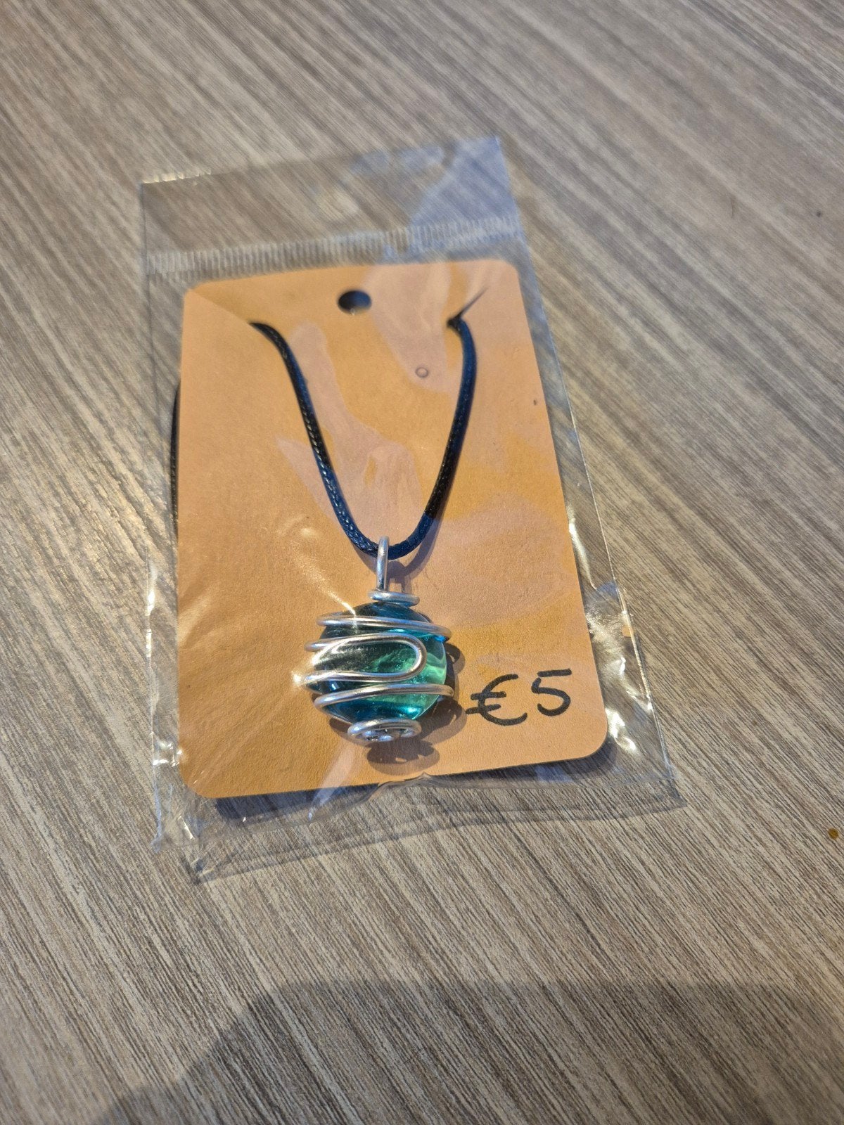 Ketting met hanger, Envoi