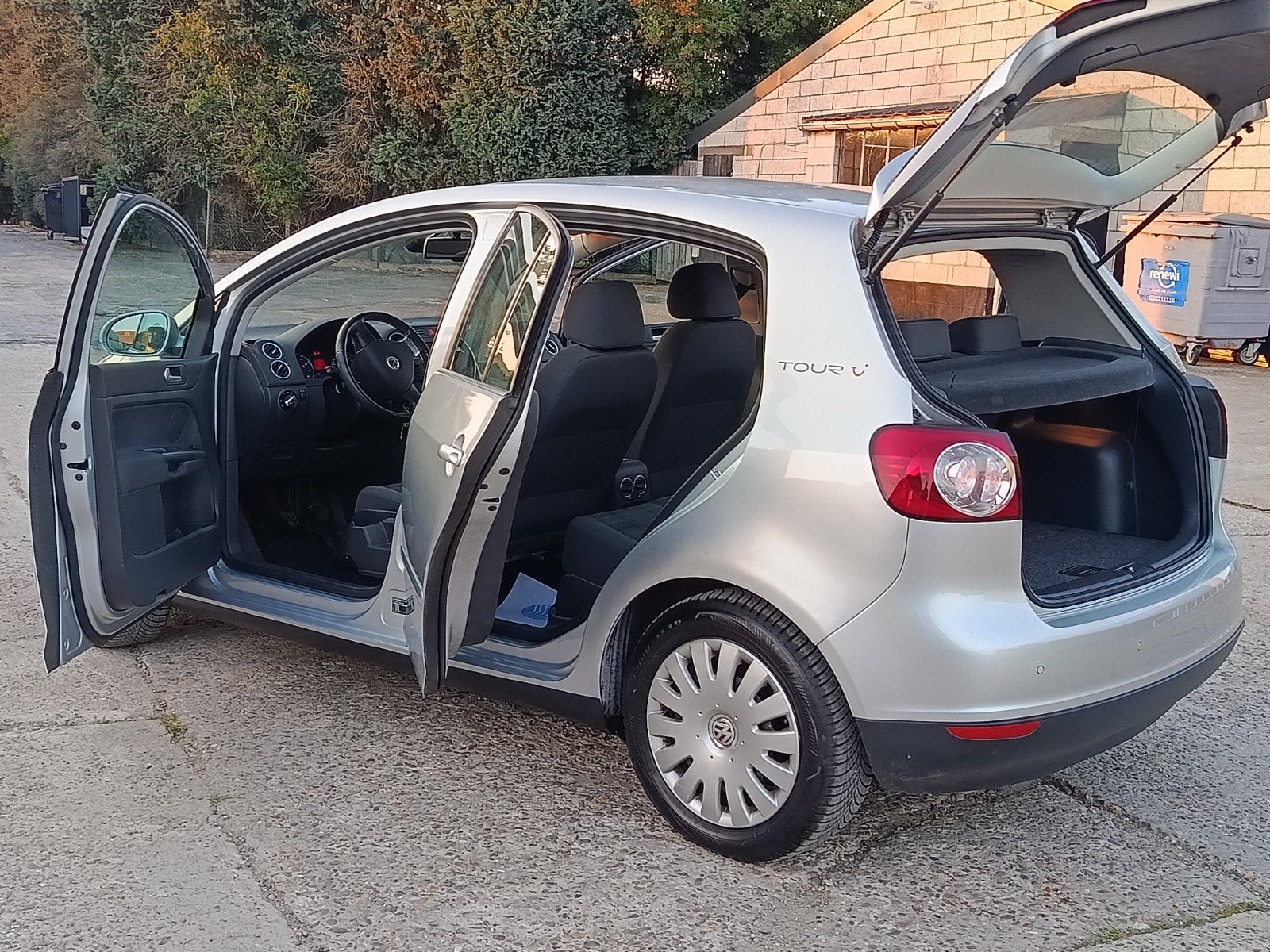 Golf 5 plus Tour /Benzine 1.6Cc/ 85 Kw Parkeer sensor /, Auto's, 1590 cc, Bedrijf, 5 deurs, Golf
