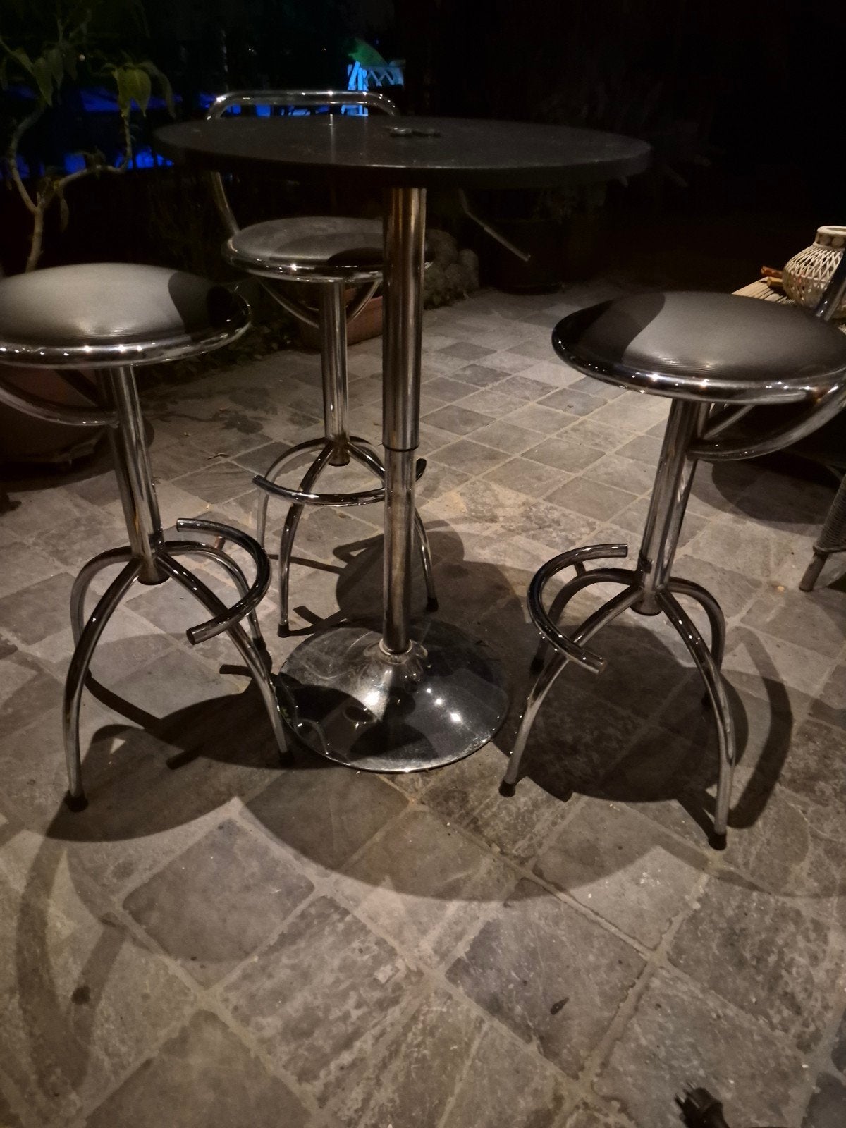 3 barkrukken in chroom met bartafel, Ophalen