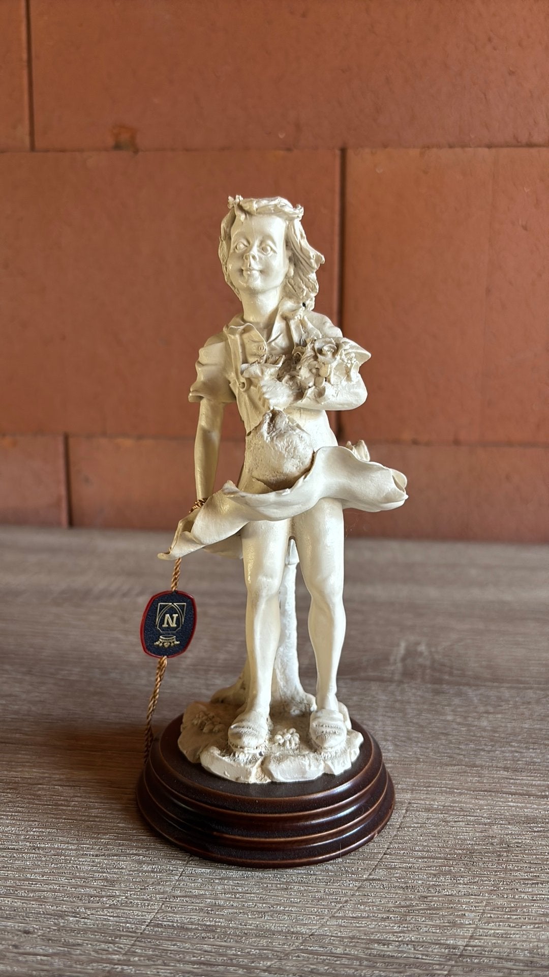 Statue italienne de Capodimonte : fille aux fleurs, Antiquités & Art, Sur socle, Statue, Enlèvement, Plastique