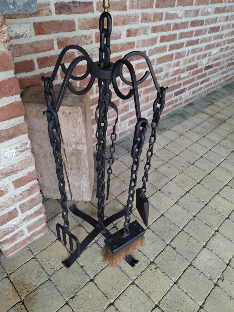 In gietijzer uitgevoerde openhaardset, Ophalen