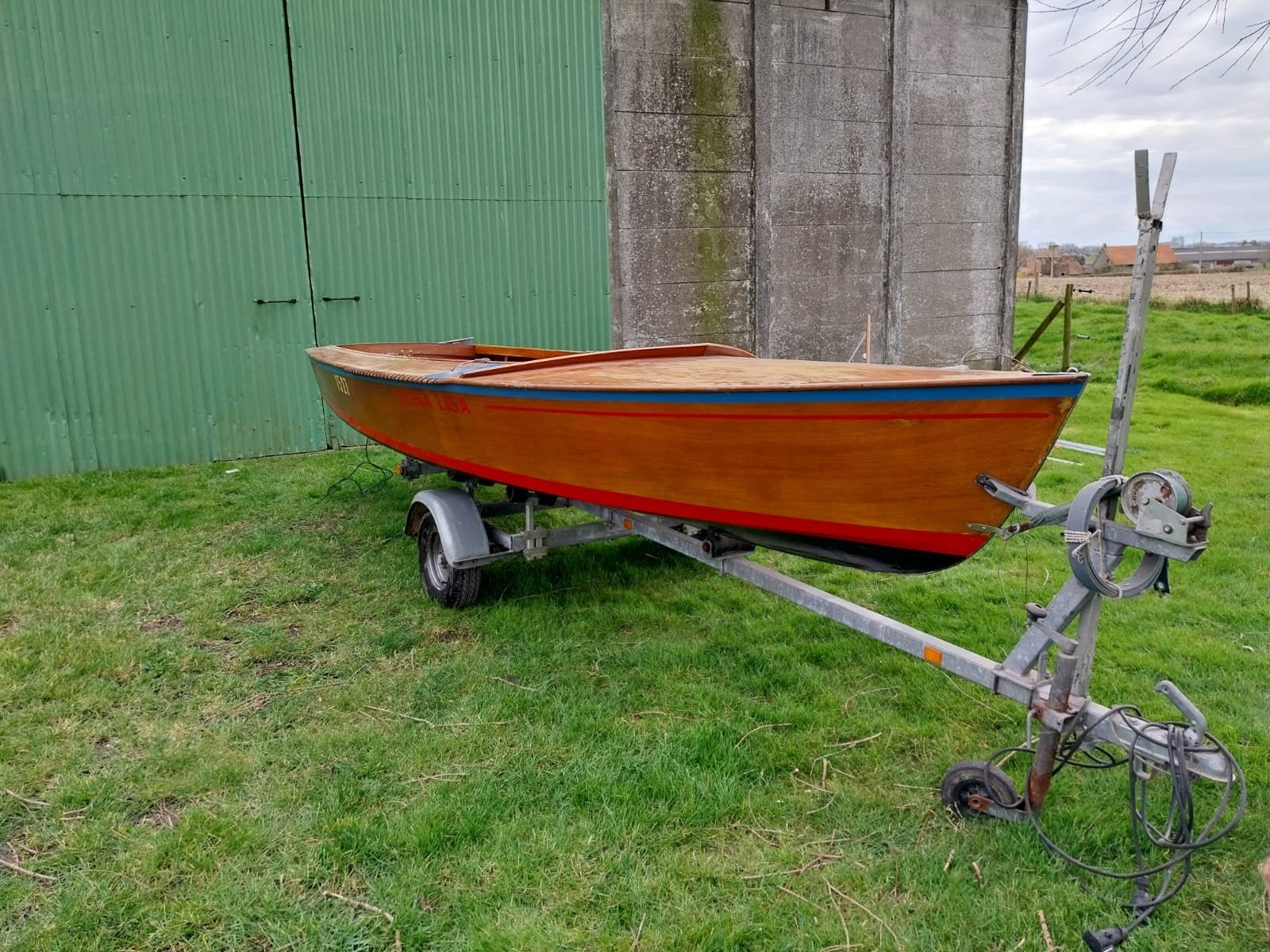 Mooie houten zeilboot, Schakel met trailer, Ophalen